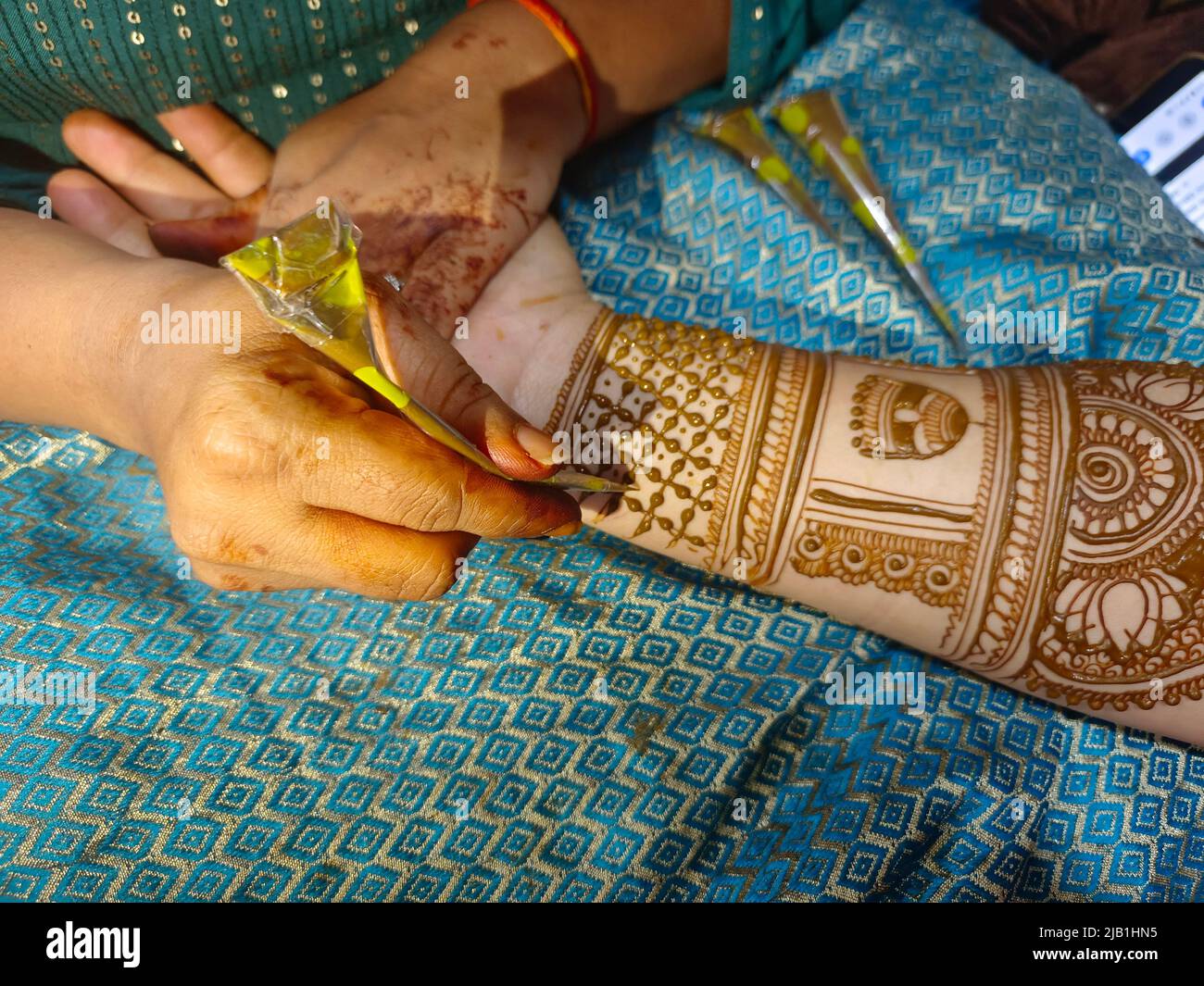 Mehndi artiste de fabrication de la main de mariée mehndi en Inde, design mehndi. Banque D'Images