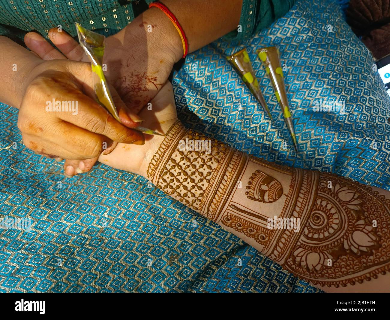 Mehndi artiste de fabrication de la main de mariée mehndi en Inde, design mehndi. Banque D'Images