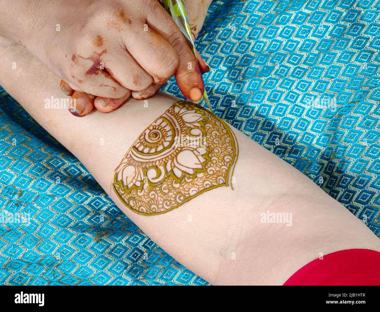 Mehndi artiste de fabrication de la main de mariée mehndi en Inde, design mehndi. Banque D'Images
