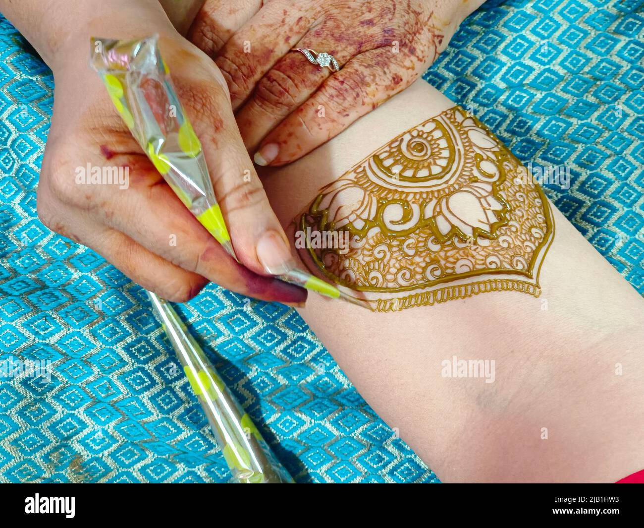Mehndi artiste de fabrication de la main de mariée mehndi en Inde, design mehndi. Banque D'Images