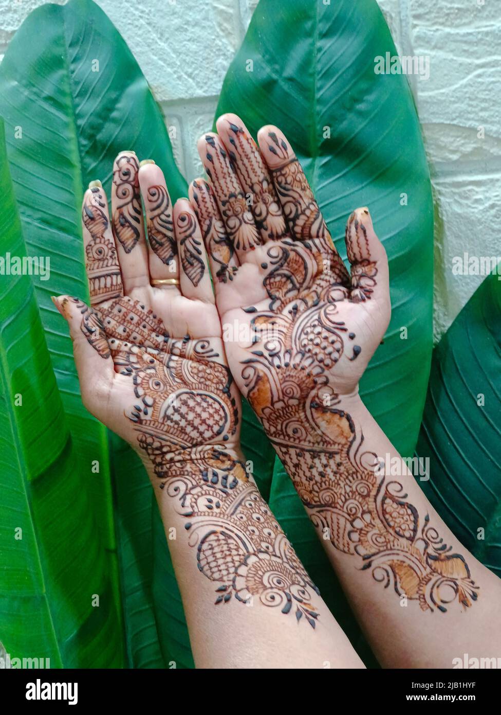 Mehndi artiste de fabrication de la main de mariée mehndi en Inde, design mehndi. Banque D'Images