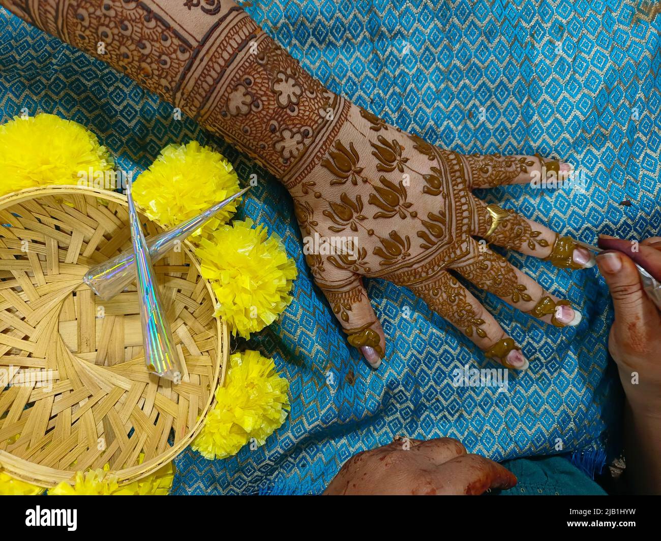 Mehndi artiste de fabrication de la main de mariée mehndi en Inde, design mehndi. Banque D'Images