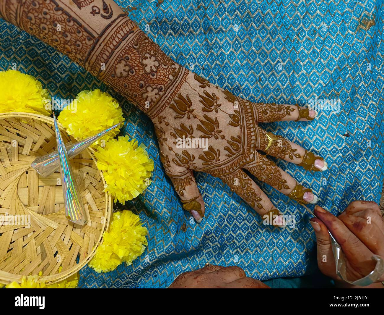 Mehndi artiste de fabrication de la main de mariée mehndi en Inde, design mehndi. Banque D'Images