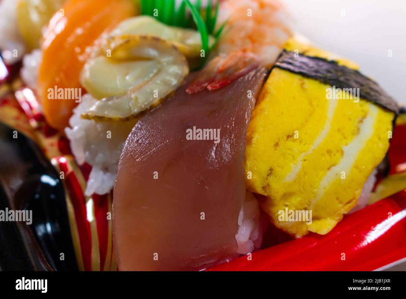 Paquet de sushi à emporter. Maguro(Tunia), Tamago(oeuf), Kai(mollusques), saumon, Tako(Octopus), EBI(crevettes), Anago(conger anguille) et Madai (Tai, vivaneau rouge) Banque D'Images