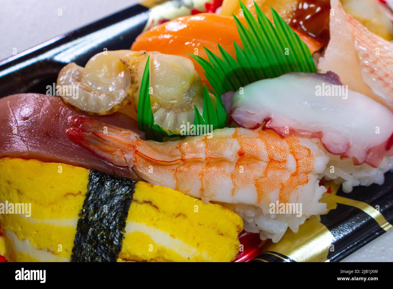 Paquet de sushi à emporter. Maguro(Tunia), Tamago(oeuf), Kai(mollusques), saumon, Tako(Octopus), EBI(crevettes), Anago(conger anguille) et Madai (Tai, vivaneau rouge) Banque D'Images