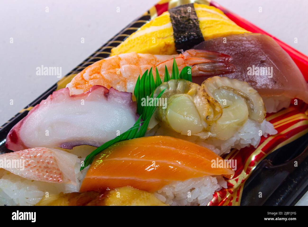 Paquet de sushi à emporter. Maguro(Tunia), Tamago(oeuf), Kai(mollusques), saumon, Tako(Octopus), EBI(crevettes), Anago(conger anguille) et Madai (Tai, vivaneau rouge) Banque D'Images