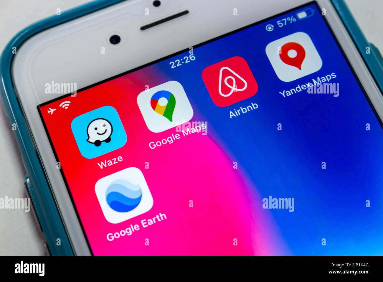 Kumamoto, JAPON - août 3 2021 : application Waze, une application de navigation GPS et une filiale de Google, avec Google Map, Google Earth, Airbnb & Yandex.maps sur iPhone Banque D'Images
