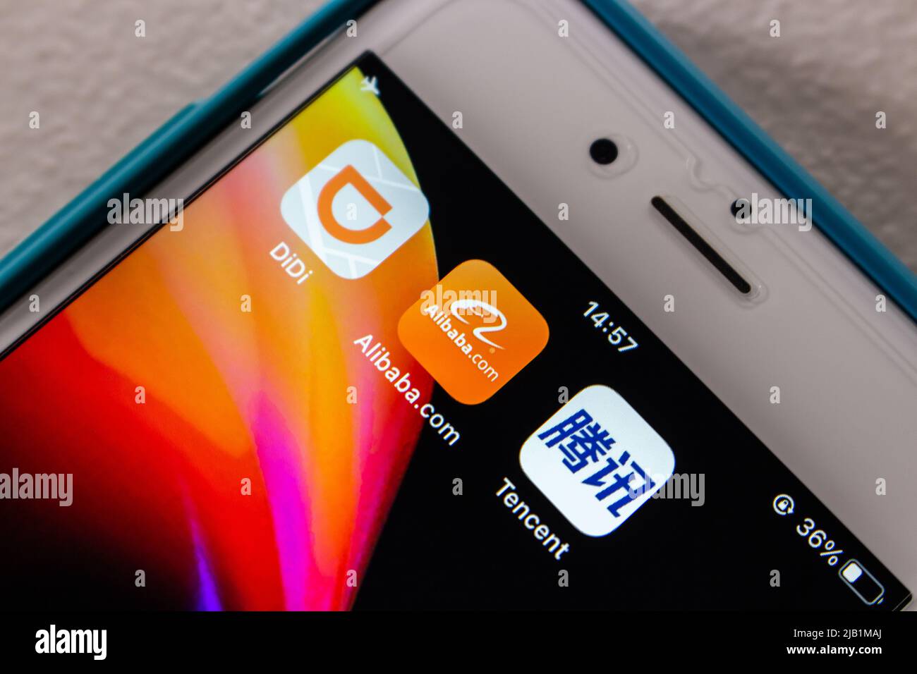 Kumamoto, JAPON - août 10 2021 : image conceptuelle des icônes Didi, Alibaba et Tencent sur iPhone sur table blanche. Banque D'Images