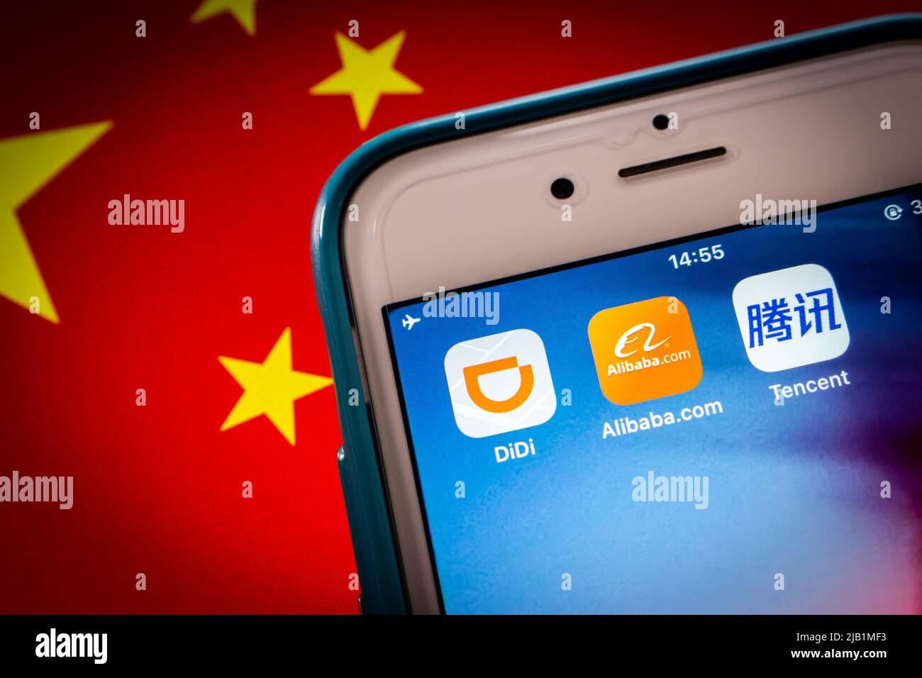 Kumamoto, JAPON - août 10 2021 : image concept des icônes Didi, Alibaba et Tencent sur iPhone drapeau chinois. Banque D'Images