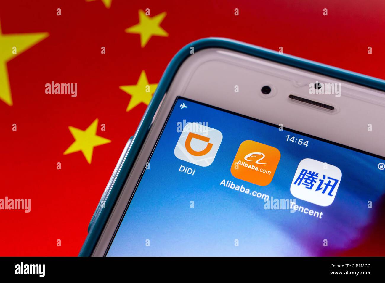 Kumamoto, JAPON - août 10 2021 : image concept des icônes Didi, Alibaba et Tencent sur iPhone drapeau chinois. Banque D'Images