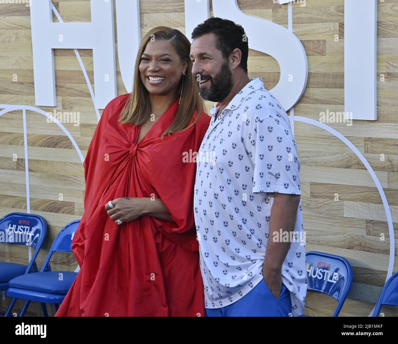 Los Angeles, États-Unis. 02nd juin 2022. Les acteurs Queen Latifah et Adam Sandler assistent mercredi à la première du film dramatique de sport « Hustle » au Regency Village Theatre dans la section Westwood de Los Angeles, 1 juin 2022. Scénario : un scout de basket-ball délavé découvre un joueur de ballon de rue phénoménal en Espagne et voit le prospect comme l'occasion de revenir dans la NBA. Photo de Jim Ruymen/UPI crédit: UPI/Alay Live News Banque D'Images