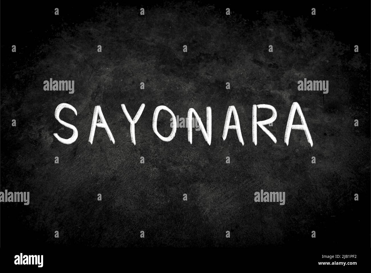 Mot-clé « Sayonara » par écriture blanche craie sur tableau noir. La surface du tableau noir est poudreuse et rugueuse. Sayonara signifie Au revoir en japonais Banque D'Images