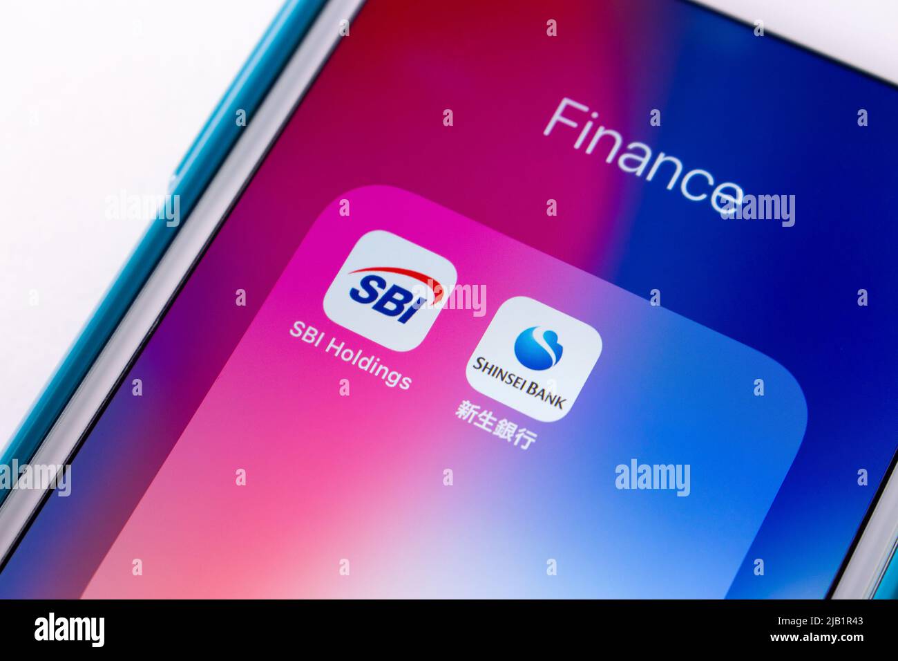 Kumamoto, JAPON - septembre 17 2021 : image conceptuelle Shinsei Bank et SBI Holdings (groupe financier japonais SBI Group) icônes sur iPhone. Banque D'Images