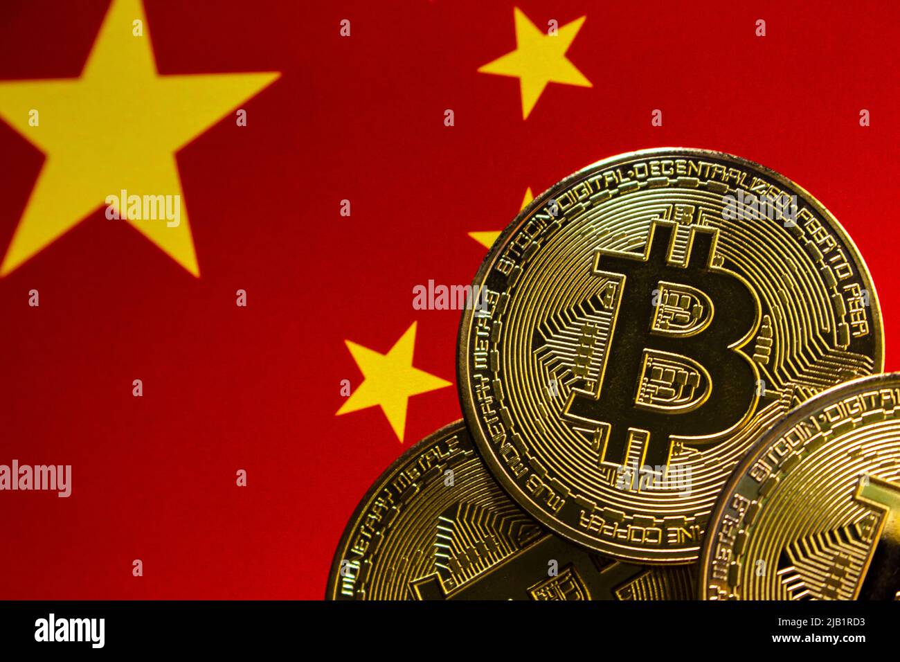 Gros plan bitcoins sur fond de drapeau chinois d'humeur sombre. Le concept de crypto-monnaie interdite en chine. Banque D'Images