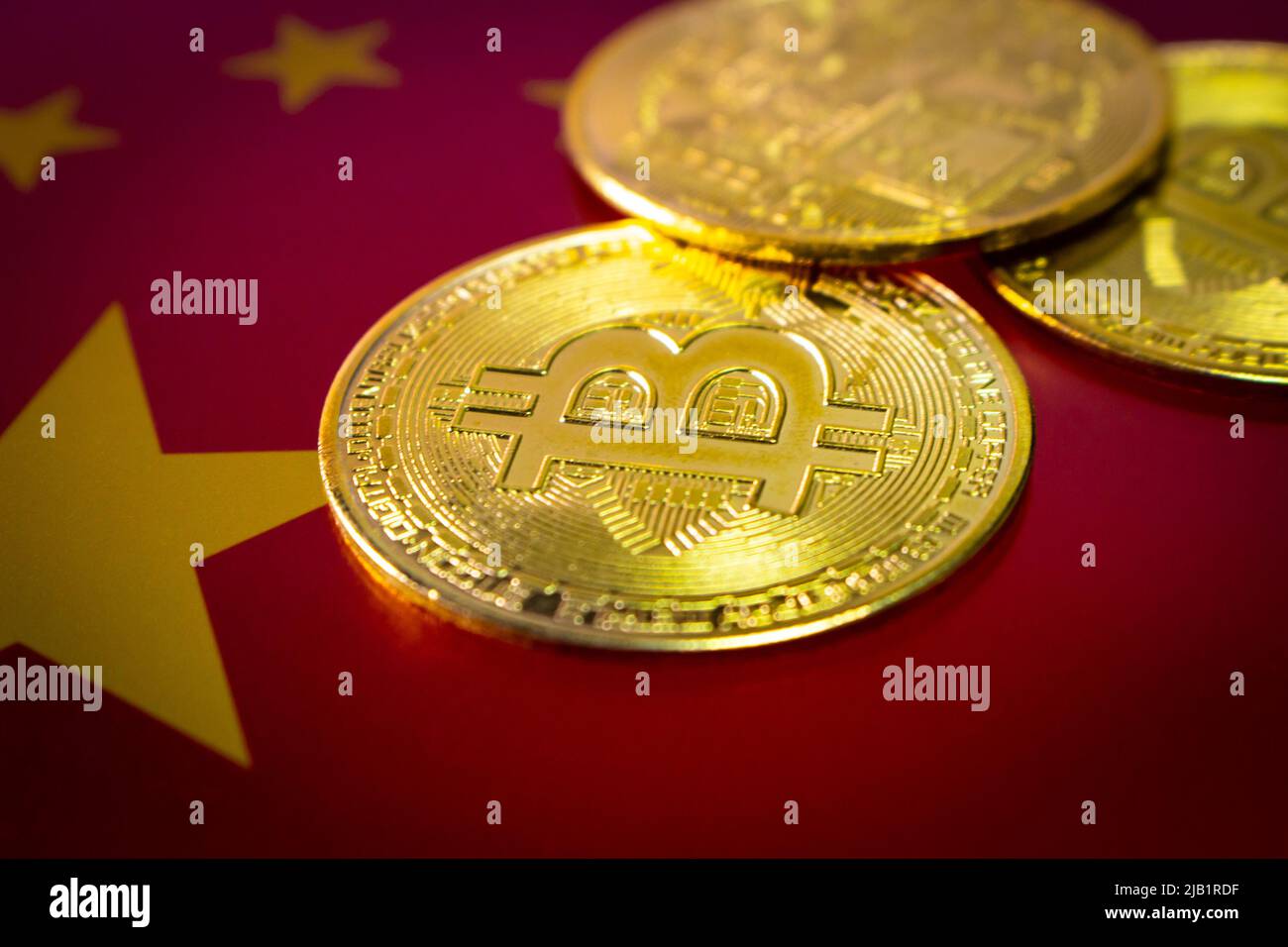 Gros plan bitcoins sur fond de drapeau chinois d'humeur sombre. Le concept de crypto-monnaie interdite en chine. Banque D'Images