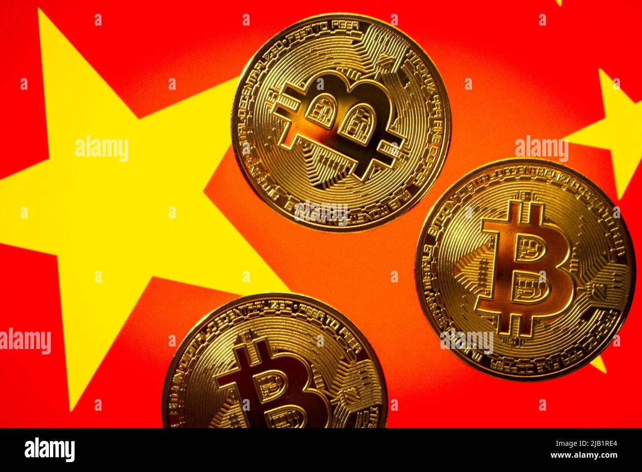 Gros plan bitcoins sur fond de drapeau chinois dans une ambiance rétro vintage. Le concept de crypto-monnaie interdite en chine. Banque D'Images