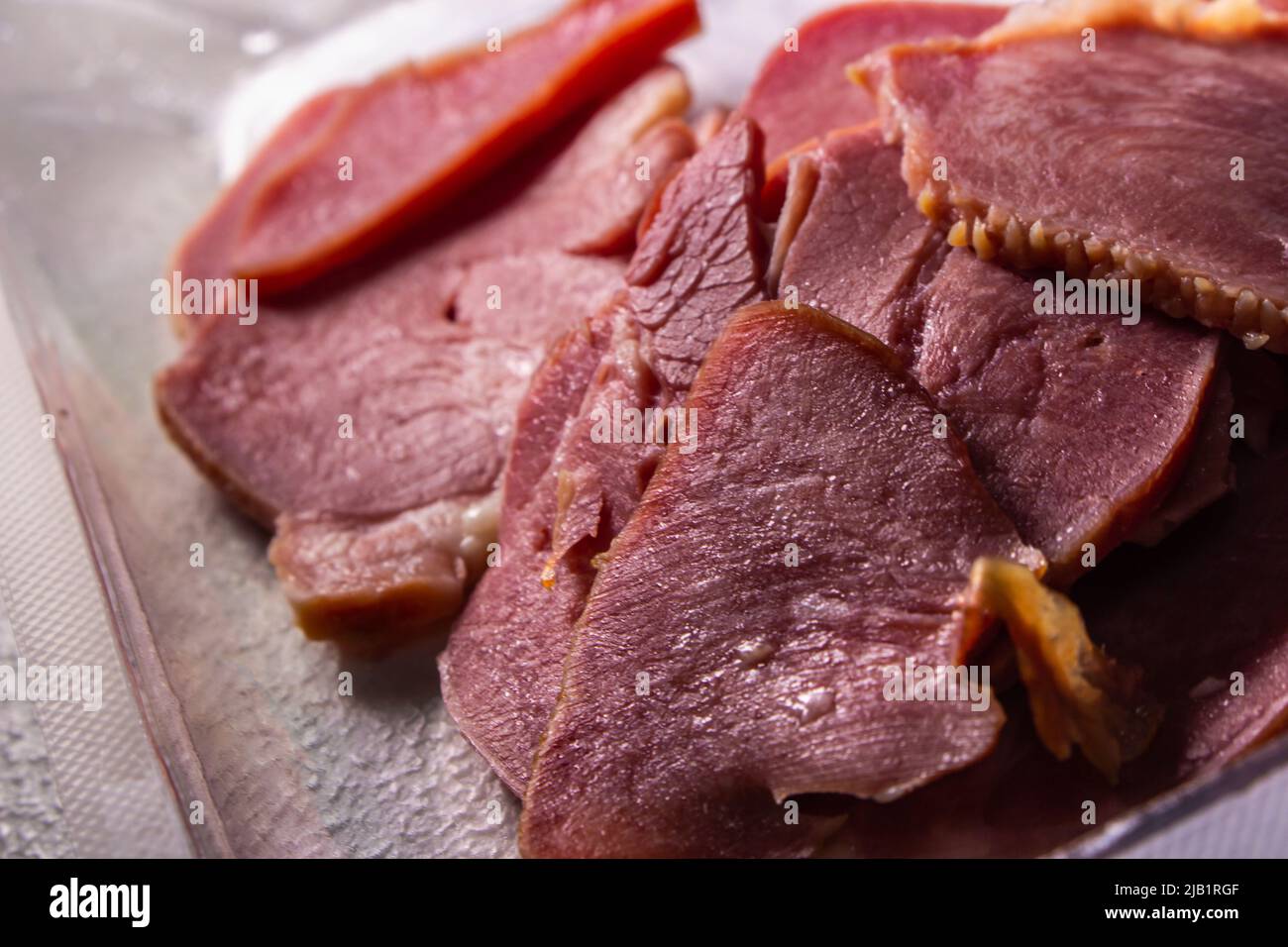 Les tranches de languettes de boeuf fumées dans l'emballage dans l'emballage en plastique vendu par le supermarché local au Japon sur la table. Banque D'Images
