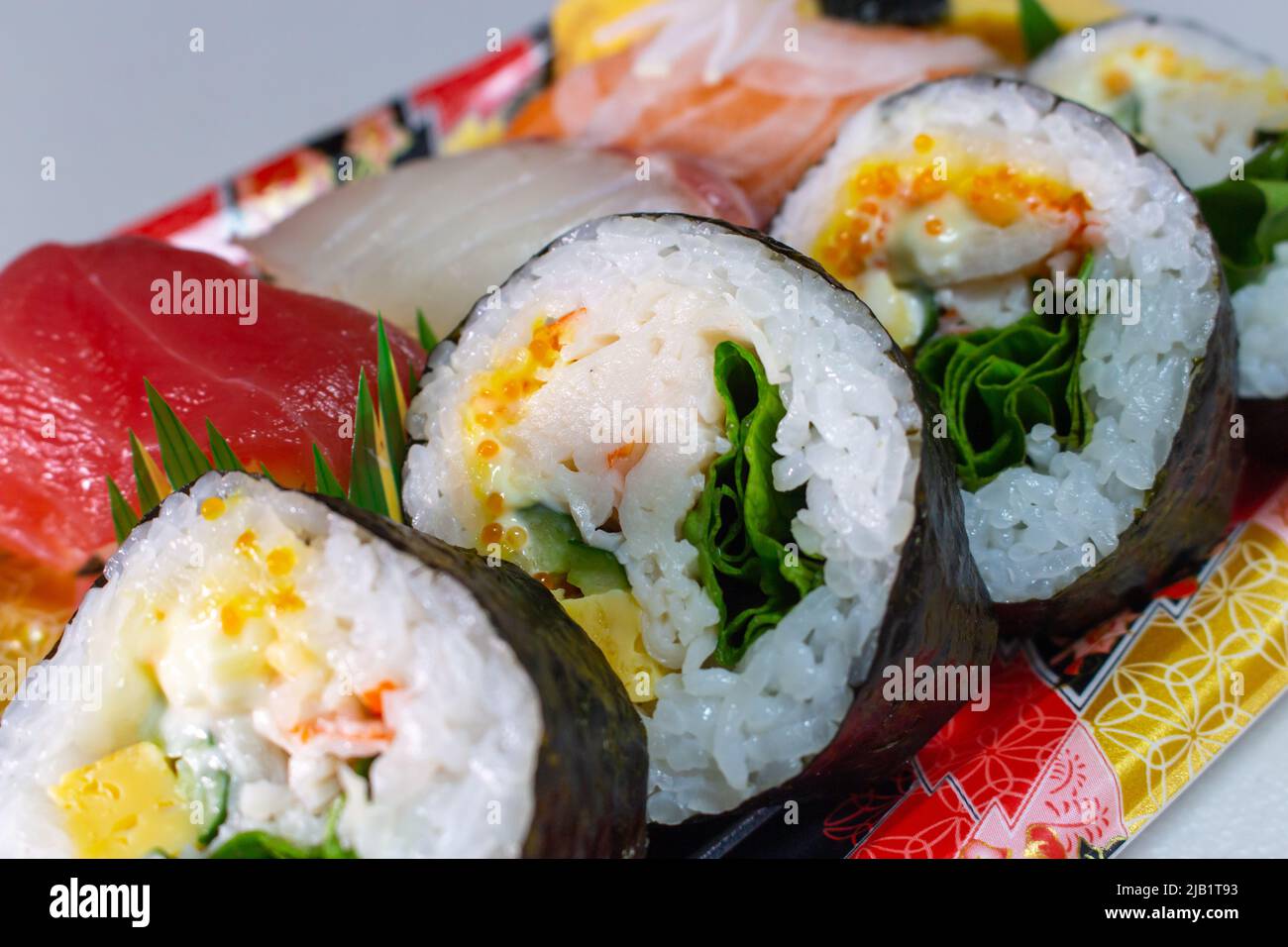 Gros plan un pack de Makizushi et Nigiri Sushi vendu par un supermarché local au Japon. Makizushi est un type de sushi (Tamagoyaki, Kanpyo, poisson, etc.) Banque D'Images