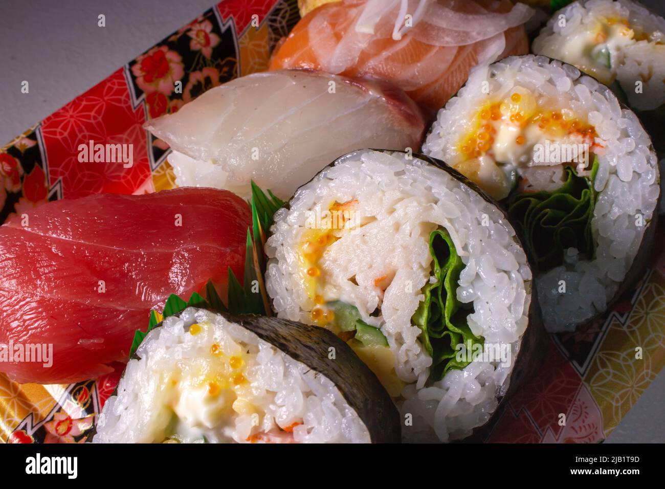 Gros plan un pack de Makizushi et Nigiri Sushi vendu par un supermarché local au Japon. Makizushi est un type de sushi (Tamagoyaki, Kanpyo, poisson, etc.) Banque D'Images