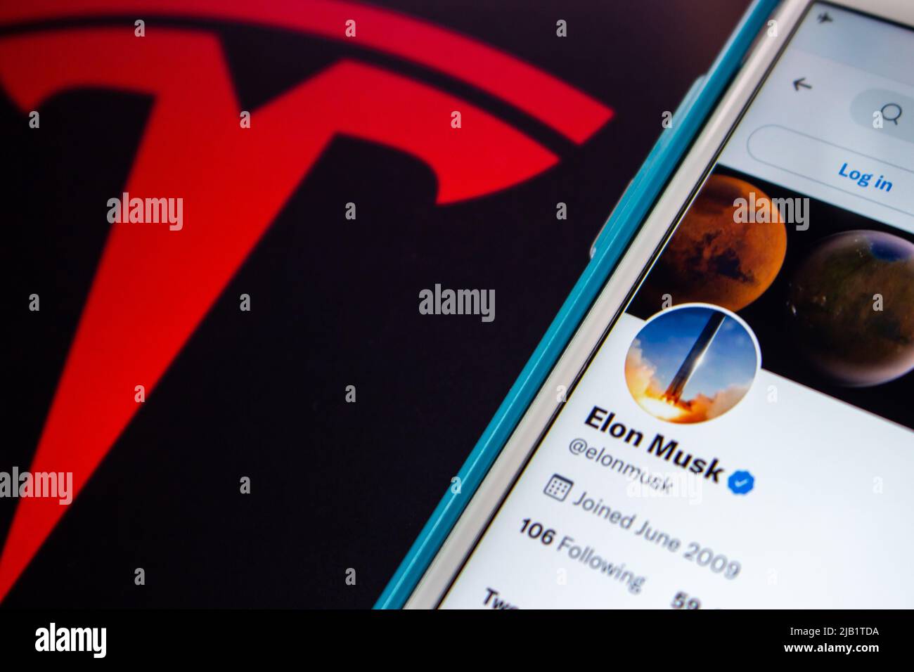 Kumamoto, JAPON - août 26 2021 : clôture conceptuelle Elon Musk compte twitter sur iPhone sur le logo Tesla. Banque D'Images