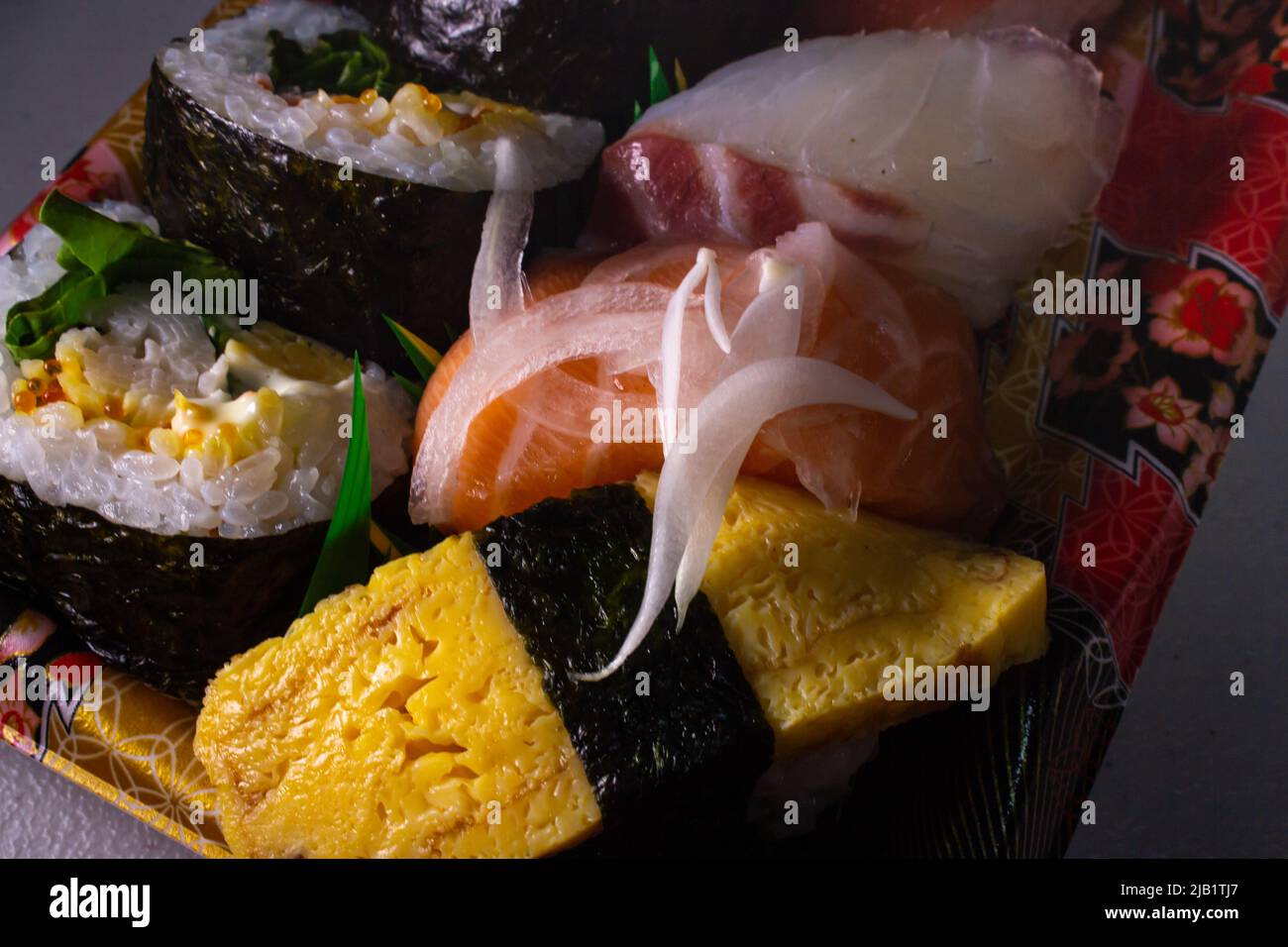 Gros plan un pack de Makizushi et Nigiri Sushi vendu par un supermarché local au Japon. Makizushi est un type de sushi (Tamagoyaki, Kanpyo, poisson, etc.) Banque D'Images