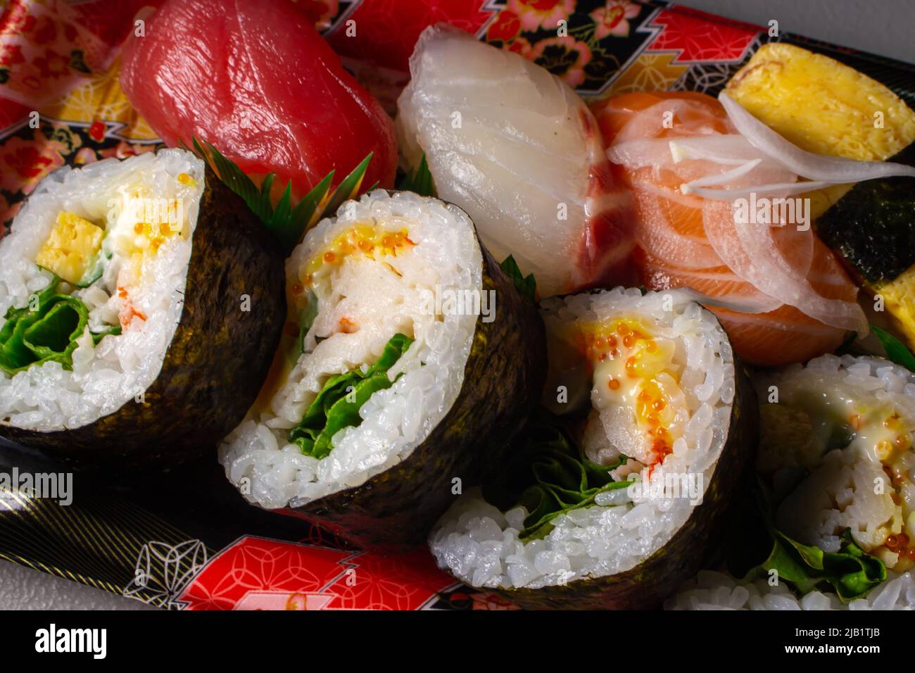 Gros plan un pack de Makizushi et Nigiri Sushi vendu par un supermarché local au Japon. Makizushi est un type de sushi (Tamagoyaki, Kanpyo, poisson, etc.) Banque D'Images