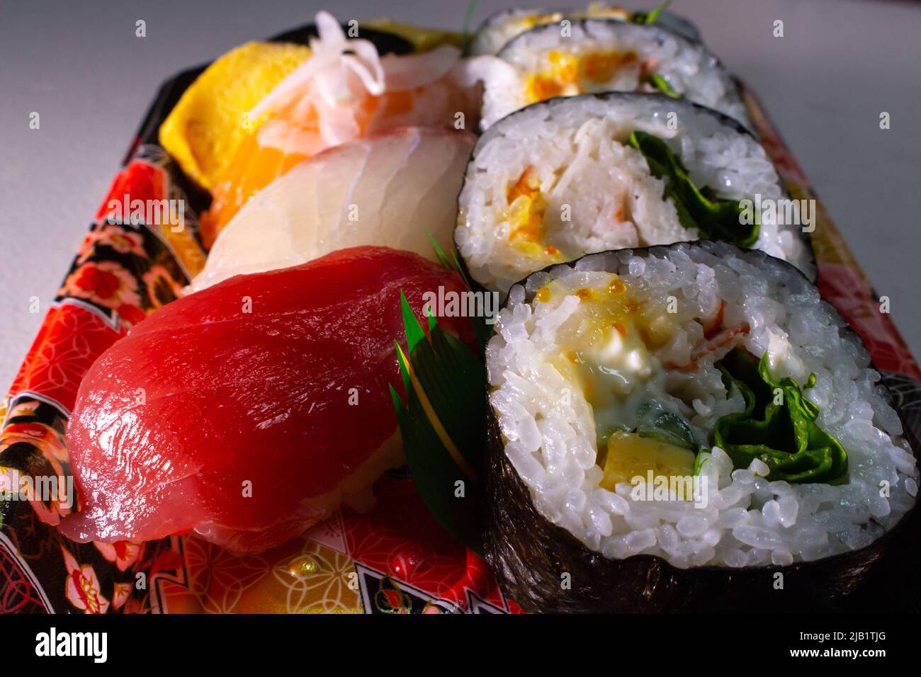 Gros plan un pack de Makizushi et Nigiri Sushi vendu par un supermarché local au Japon. Makizushi est un type de sushi (Tamagoyaki, Kanpyo, poisson, etc.) Banque D'Images