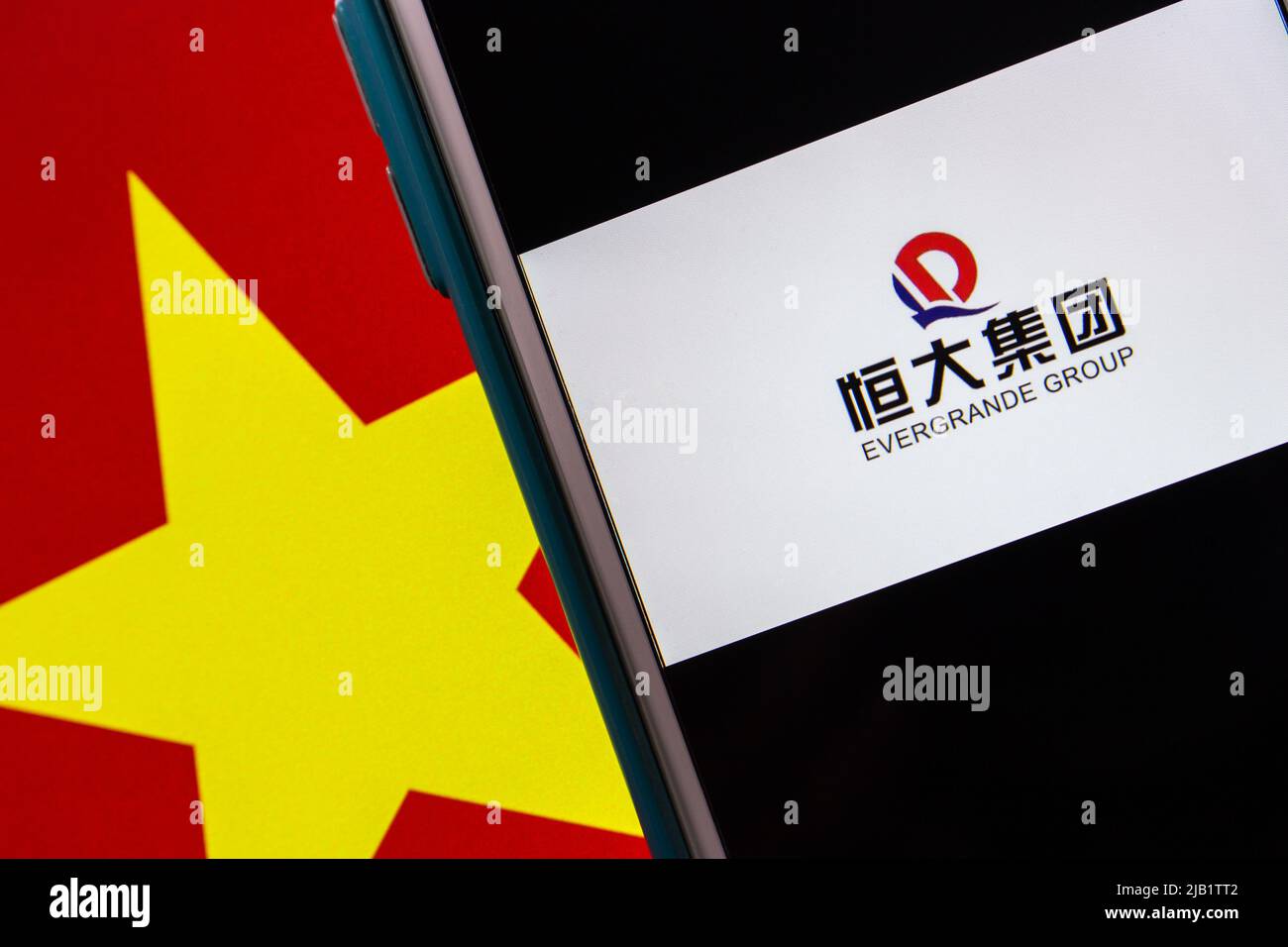 Kumamoto, JAPON - septembre 24 2021 : logo du Groupe immobilier Evergrande, le 2nd plus grand promoteur immobilier de Chine, sur iPhone, drapeau vietnamien. Banque D'Images