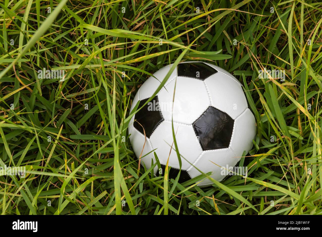 Ballon de foot perdu Banque de photographies et d'images à haute résolution  - Alamy