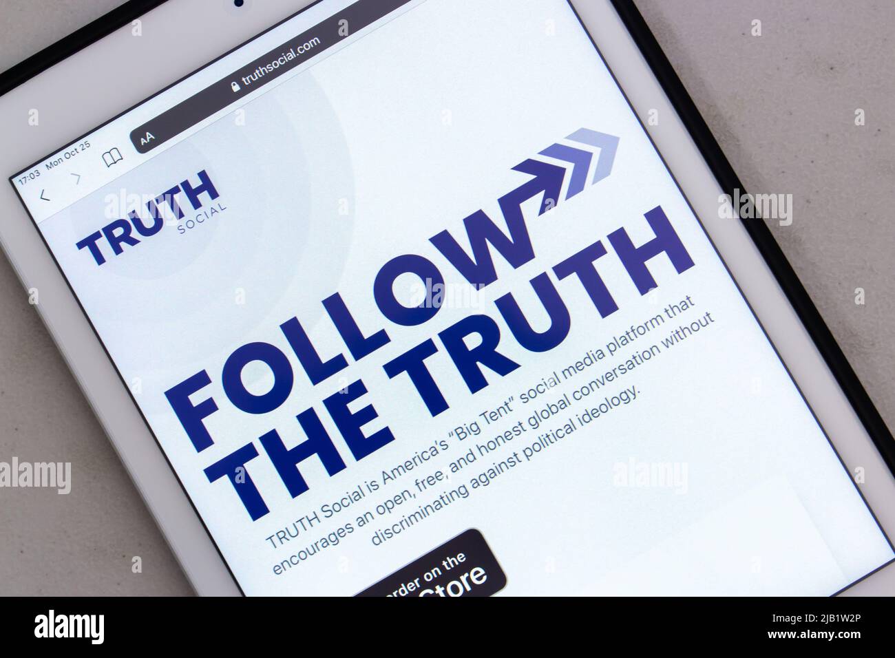 Kumamoto, JAPON - octobre 25 2021 : TRUTH social, une plate-forme SNS proposée par Trump Media & Technology Group (TMTG), sur écran tablette. Banque D'Images