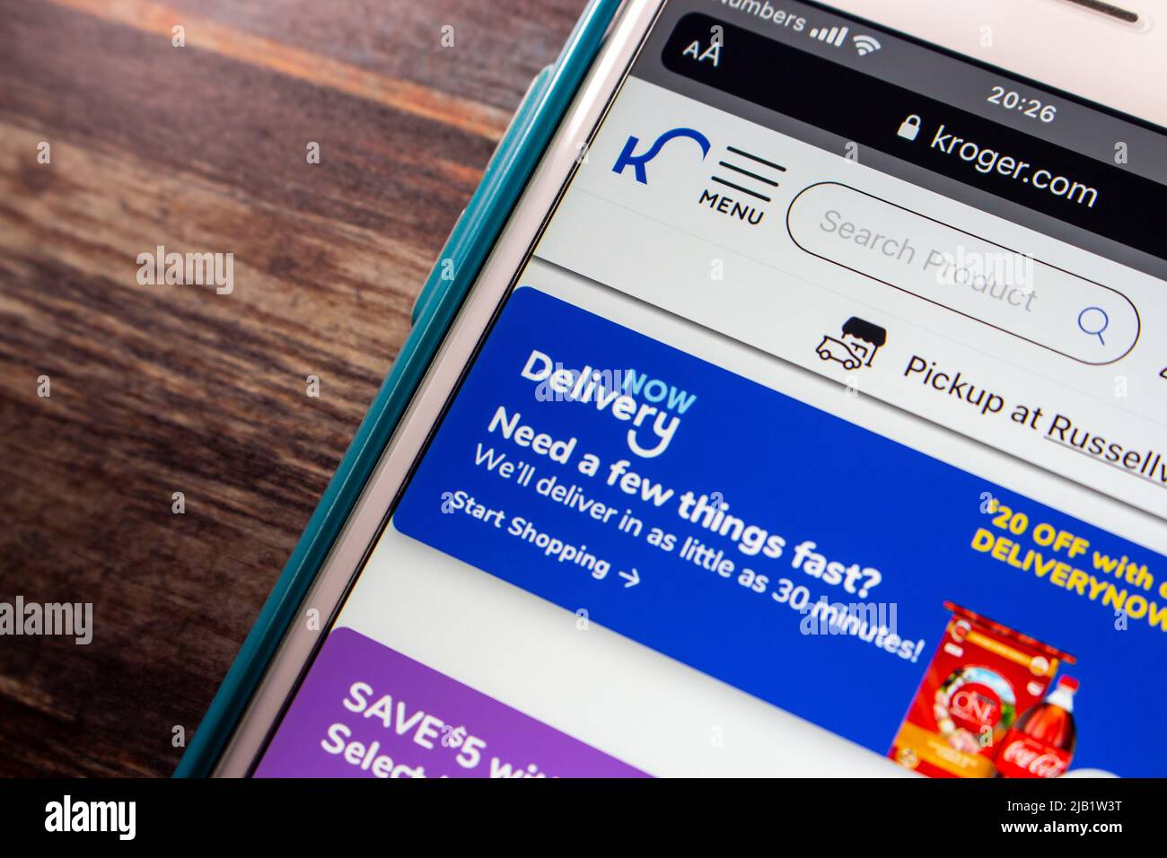 Kumamoto, JAPON - octobre 25 2021 : Kroger livraison sur le site Internet de Kroger sur iPhone. Kroger & Instacart lance un nouveau service « Kroger Delivery Now » en 2021 Banque D'Images