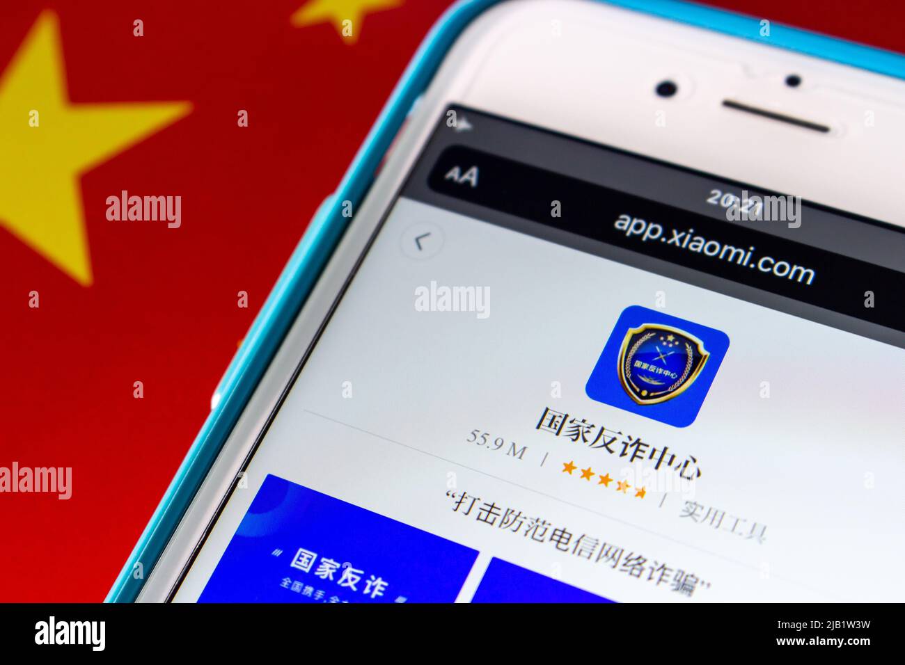 Kumamoto, JAPON - octobre 25 2021 : application chinoise anti-fraude « Centre national anti-fraude » dans l'App Store de Xiaomi sur iPhone drapeau chinois. Banque D'Images