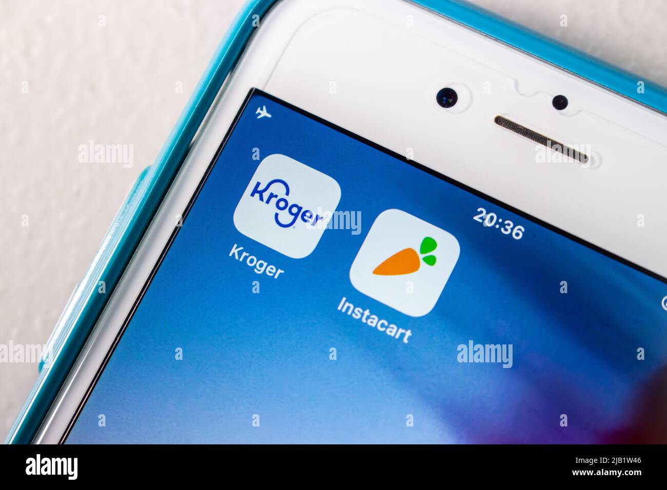 Kumamoto, JAPON - octobre 25 2021 : supermarché des États-Unis Kroger et service de livraison d'épicerie des États-Unis Instacart icônes sur iPhone. Concept de Kroger Delivery Now Banque D'Images