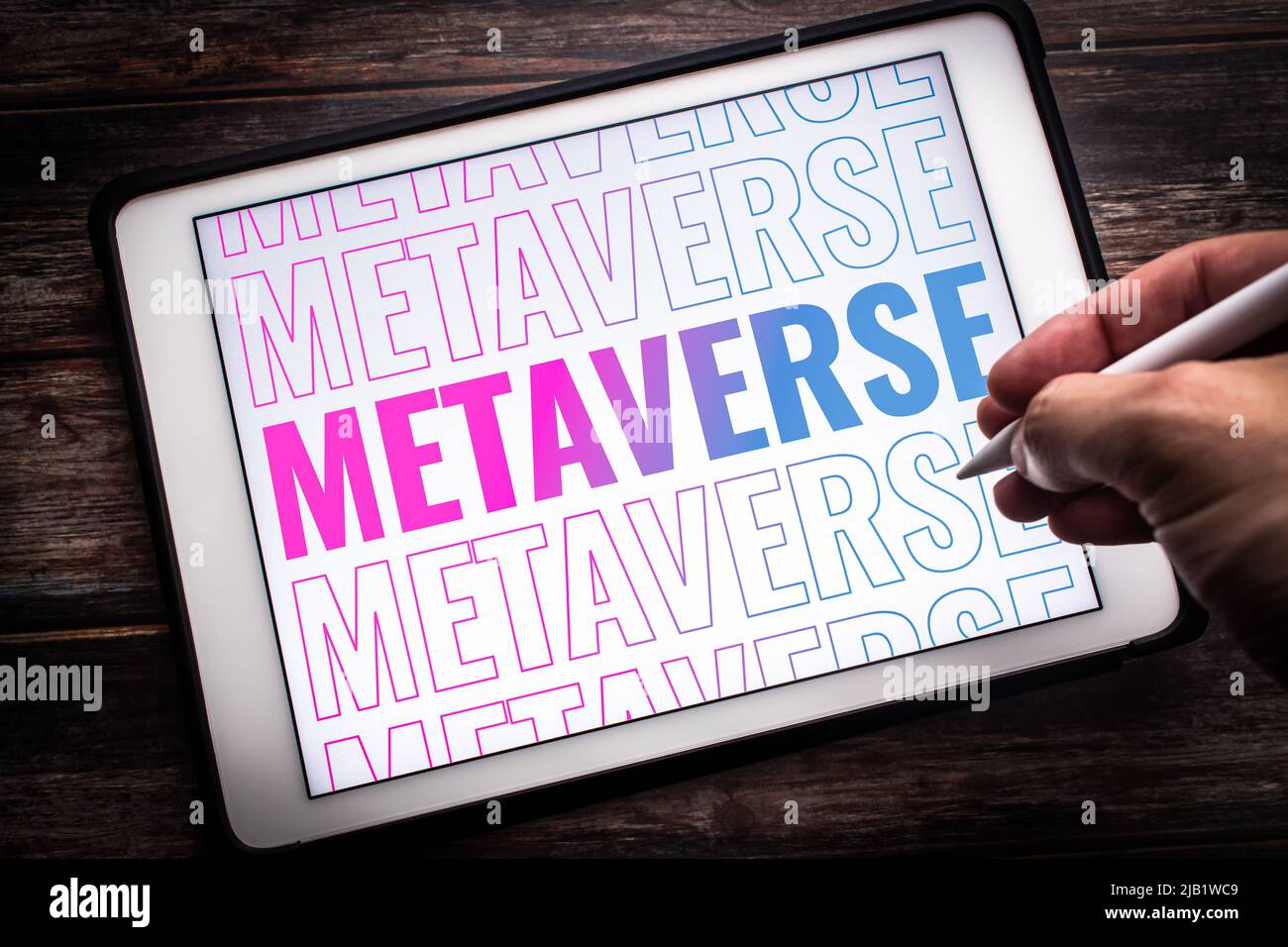 Gros plan sur le mot-clé Metaverse sur la tablette. L'avenir d'Internet, composé de 3D espaces virtuels persistants et partagés, se connecte à un concept d'univers virtuel Banque D'Images