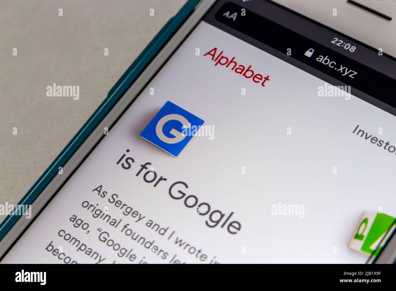 Site Web du conglomérat multinational américain Alphabet inc. Sur l'écran de l'iPhone. Alphabet inc. A été créé par une restructuration de Google le 2 octobre 2015. Banque D'Images