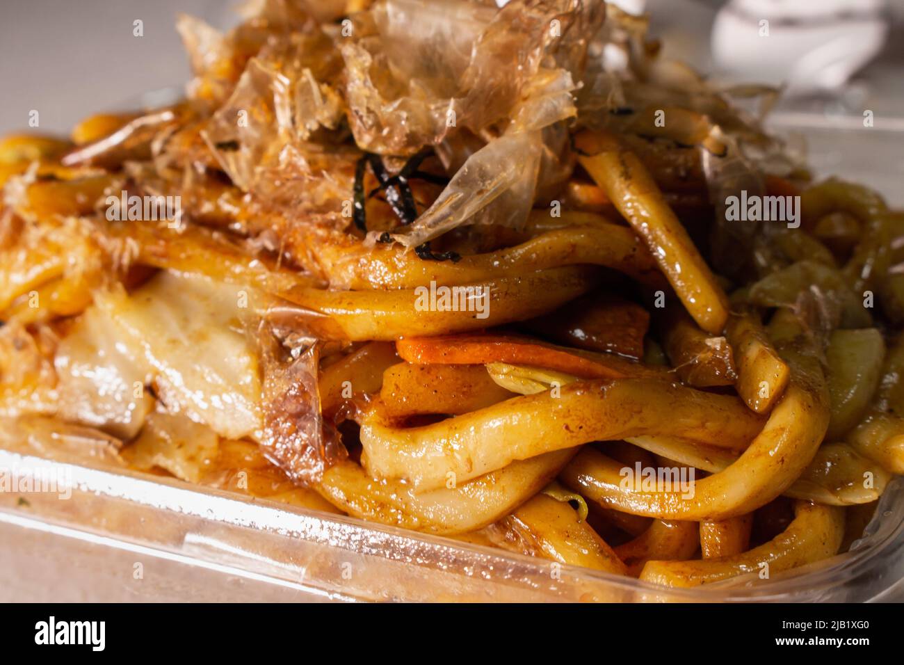 Japonais Yaki Udon (nouilles udon frites) dans un plateau du supermarché local. Il s'agit d'un plat à sautés composé de nouilles udon avec sauce, porc et légumes Banque D'Images