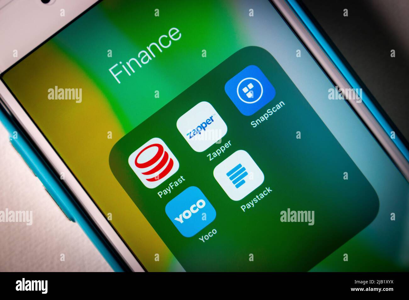 Paiement en ligne africain, transfert d'argent et services d'argent mobile, PayFast, Zapper App, SnapScan, YOCO et Paystack sur iPhone dans l'obscurité. Banque D'Images