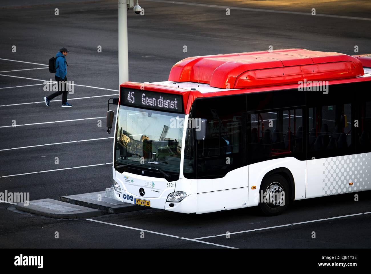 2022-06-02 06:55:34 LA HAYE - un bus vide à la gare centrale de la Haye. Le personnel de la société de transport public HTM de la Haye est en grève pour une meilleure convention collective. La FNV et la CNV exigent une augmentation de salaire de 5 pour cent et la rétention du pouvoir d'achat. ANP RAMON VAN FLYMEN pays-bas sortie - belgique sortie Banque D'Images