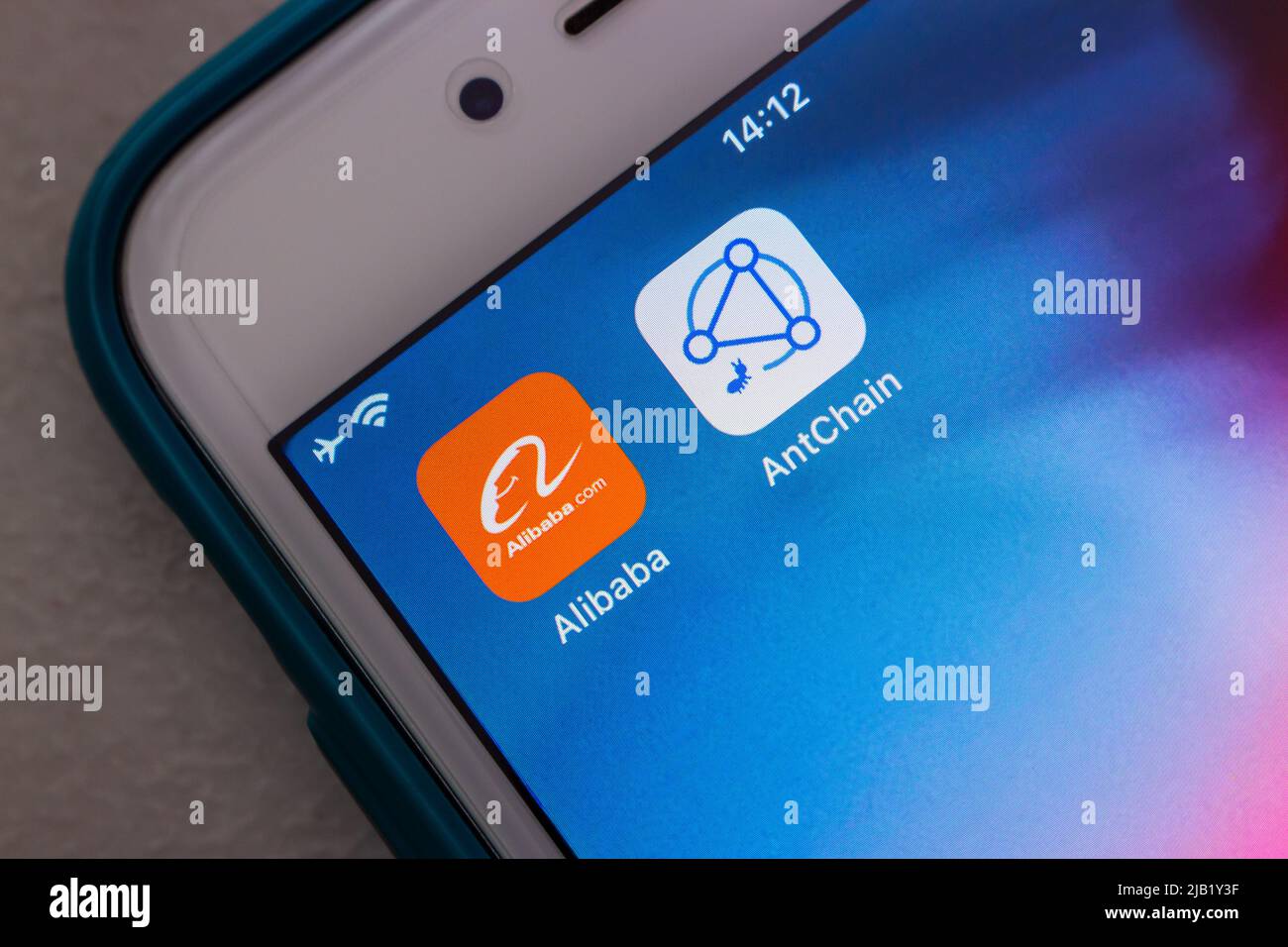Gros plan des icônes du géant chinois de la technologie Alibaba.com (Alibaba) et AntChain sur l'écran de l'iPhone. AntChain est le bras technologique de la blockchain de Ant Group Banque D'Images