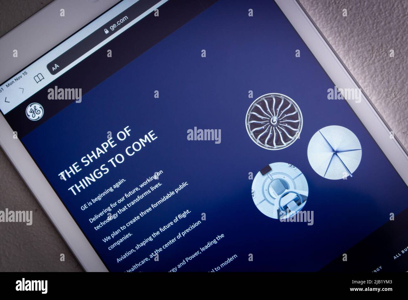 Site Web du conglomérat multinational General Electric Company sur tablette dans l'humeur sombre. Le 9 2021 novembre, GE a annoncé qu'elle se divise en 3 sociétés publiques Banque D'Images