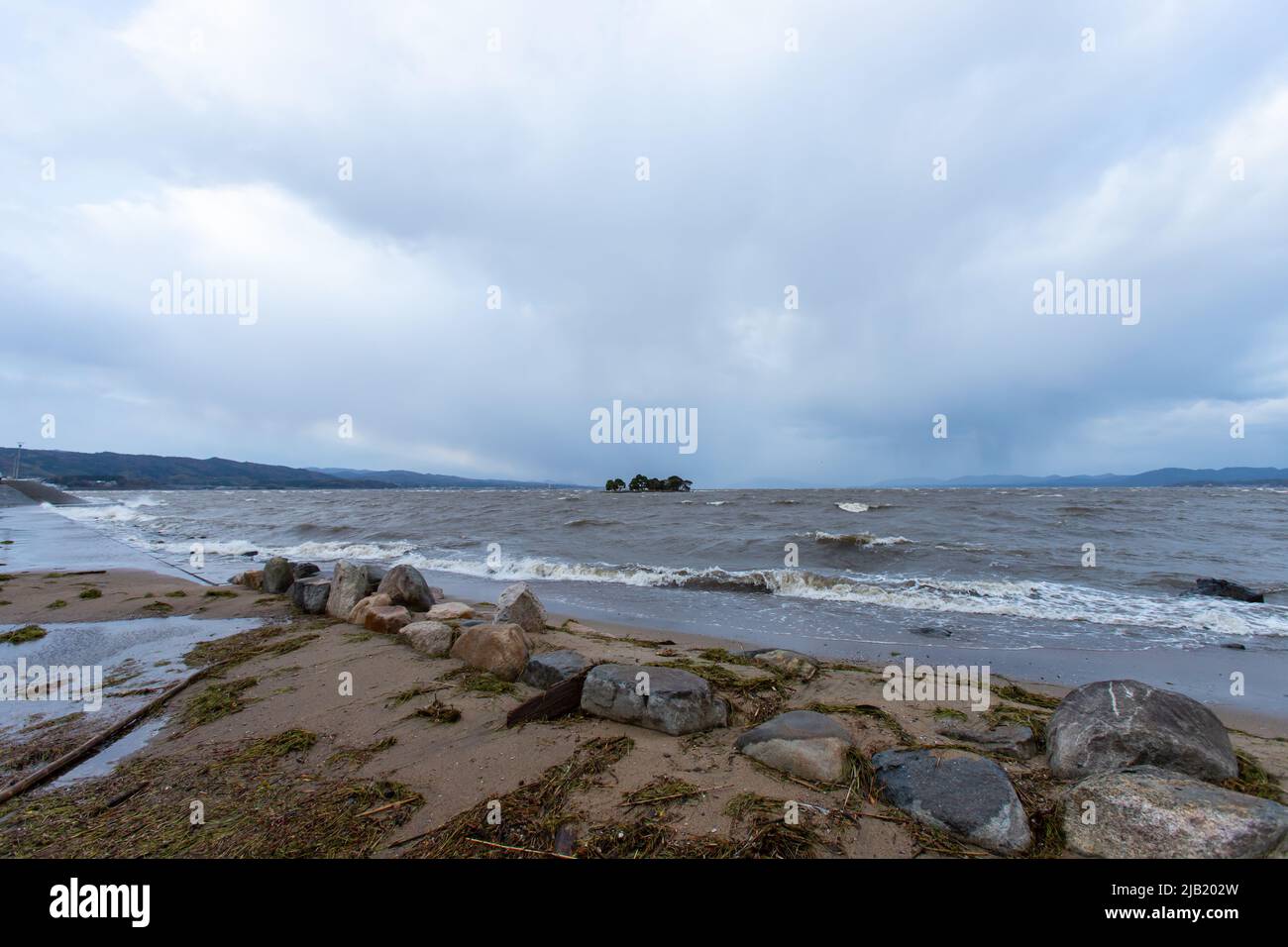 L'île de Yomegashima et le lac Shinji (Shinjiko), dans la tempête d'hiver dans la ville de Matsue, préfecture de Shimane, Japon. Banque D'Images