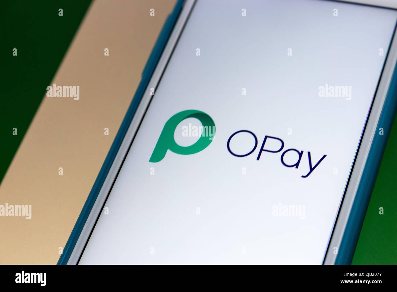 Logo de la Fintech africaine OPay sur iPhone drapeau nigérian. Opay est une société basée au Nigeria qui facilite les transactions mobiles par le biais de son application Banque D'Images