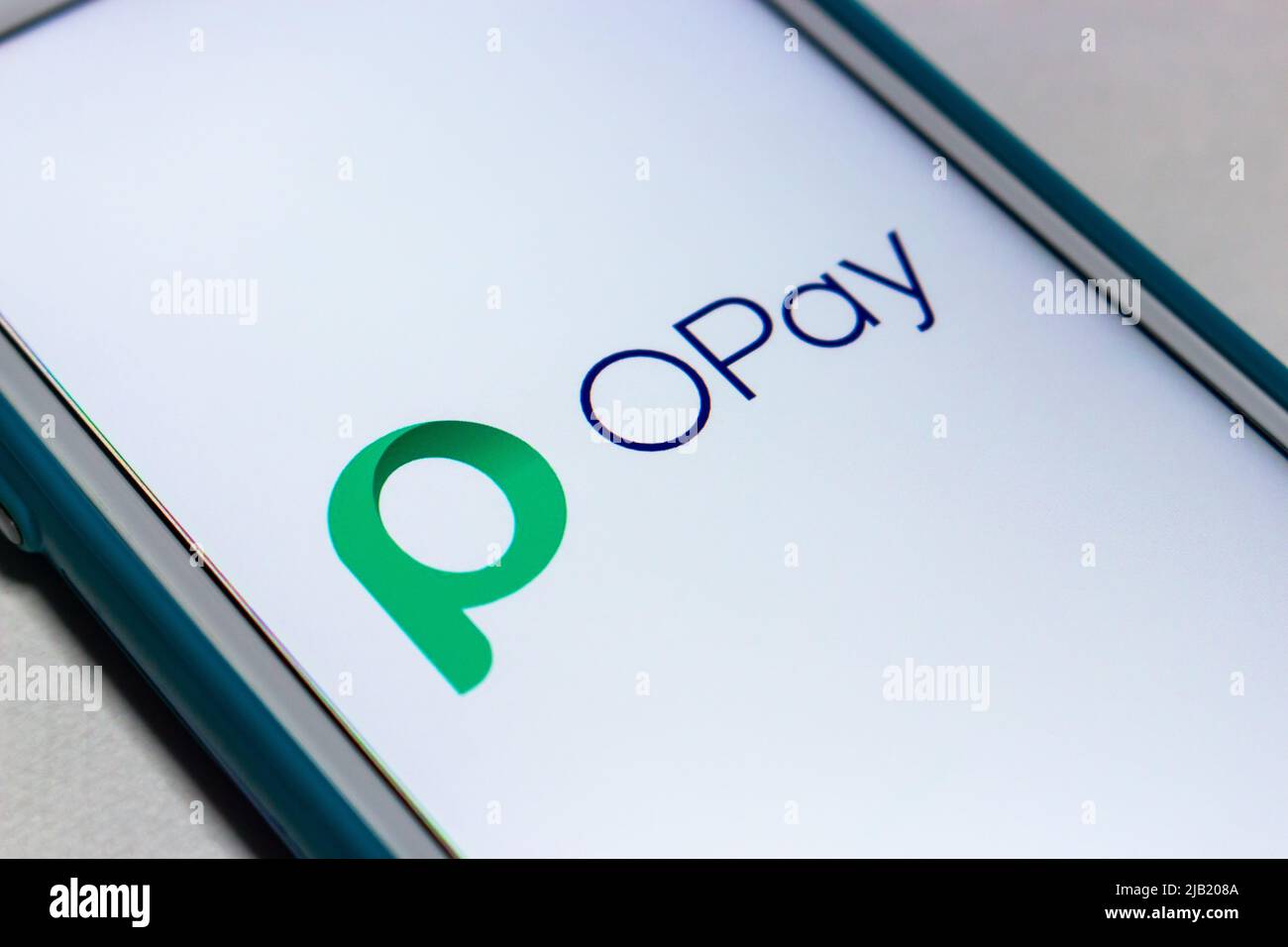 Kumamoto, JAPON - Nov 2 2021 : logo de la Fintech africaine OPay, compagnie basée au Nigeria qui facilite les transactions mobiles par le biais de son application, sur un iPhone. Banque D'Images