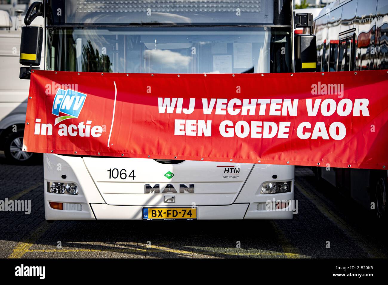 2022-06-02 09:24:08 LA HAYE - Une réunion de grève dans le dépôt sur Telexstraat. Le personnel de la société de transport public HTM de la Haye est en grève pour une meilleure convention collective. La FNV et la CNV exigent une augmentation de salaire de 5 pour cent et la rétention du pouvoir d'achat. ANP RAMON VAN FLYMEN pays-bas sortie - belgique sortie Banque D'Images