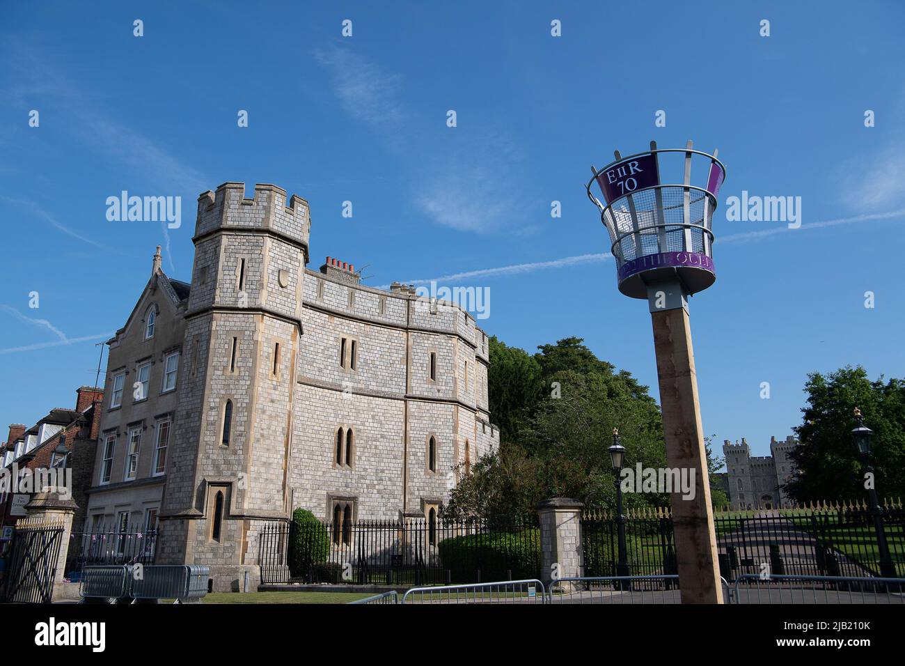 Windsor, Berkshire, Royaume-Uni. 2nd juin 2022. Une grande balise violette est placée sur la longue promenade de Windsor. La balise et des milliers d'entre eux à travers le Royaume-Uni seront allumés ce soir pour marquer l'occasion du Jubilé de platine de sa Majesté la Reine. Crédit : Maureen McLean/Alay Live News Banque D'Images