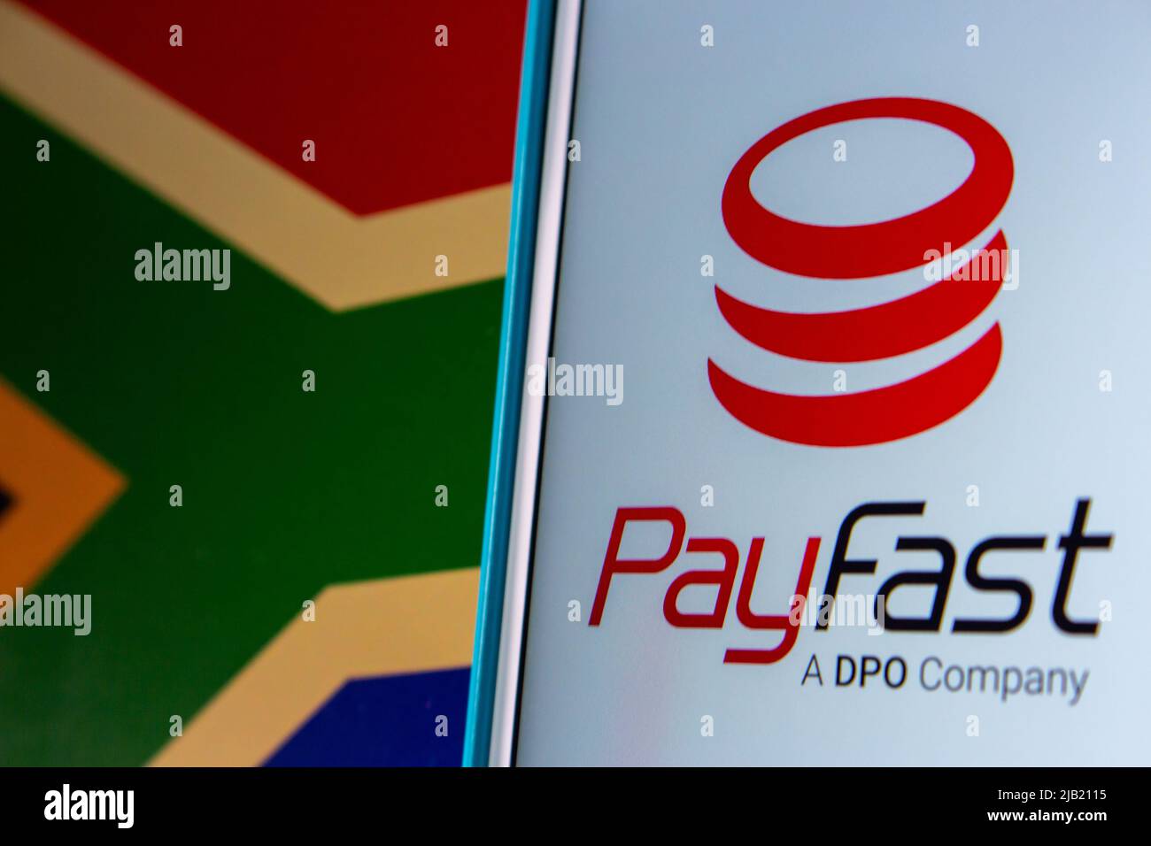 Kumamoto, JAPON - Nov 2 2021 : le logo de PayFast, un service de paiement en ligne pour les commerçants sud-africains, sur iPhone drapeau sud-africain. Banque D'Images