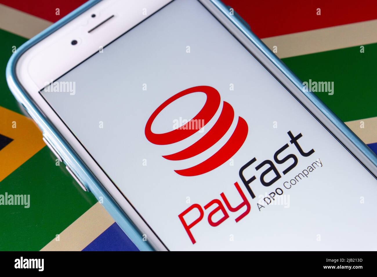 Kumamoto, JAPON - Nov 2 2021 : le logo de PayFast, un service de paiement en ligne pour les commerçants sud-africains, sur iPhone drapeau sud-africain. Banque D'Images