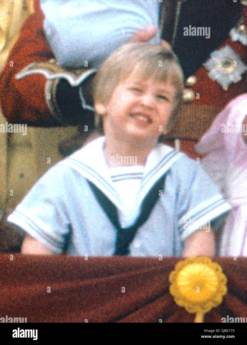 Photo du dossier datée du 15/06/1985 du prince William, aujourd'hui duc de Cambridge, sur le balcon de Buckingham Palace, Londres, pour observer le survol, suivant Trooping the Color. Le prince Louis porte aujourd'hui une tenue semblable à celle de son père de 1985. Date de publication : jeudi 2 juin 2022. Banque D'Images