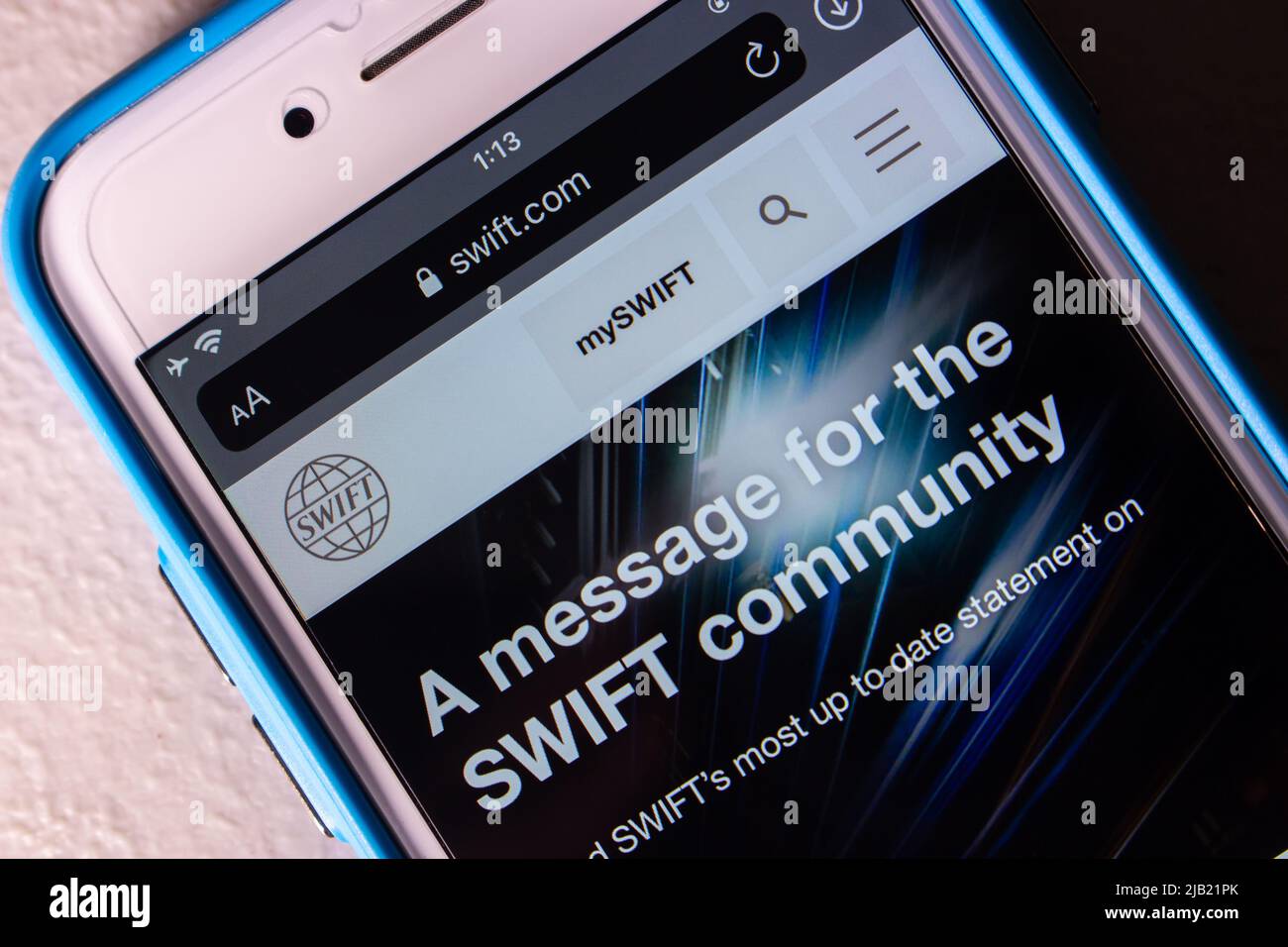 Site Internet de SWIFT (la Société mondiale de télécommunications financières interbancaires), un service de messagerie financière sécurisé dans le monde entier, sur un iPhone Banque D'Images