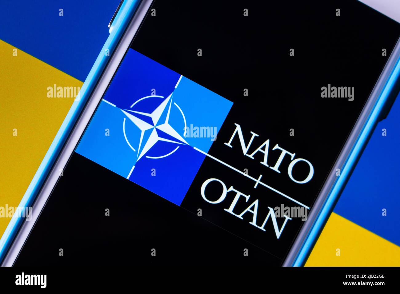 Logo de l'OTAN (Organisation du Traité de l'Atlantique Nord, OTAN) sur le drapeau de l'Ukraine. L'OTAN est une alliance militaire entre 28 pays de l'UE et 2 pays d'Amérique du Nord Banque D'Images